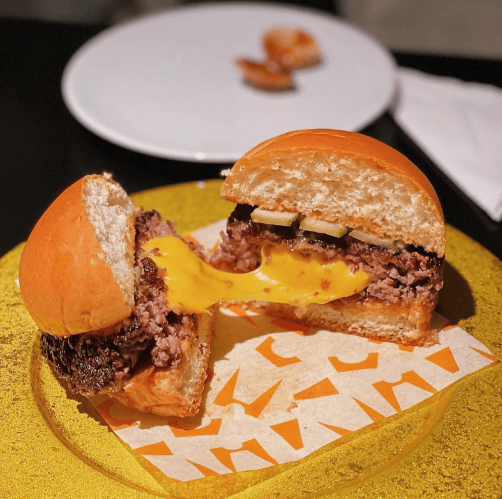 Burger at Ngoam has a very unique flavor with juicy beef and special sauce (Source: Ngoặm)